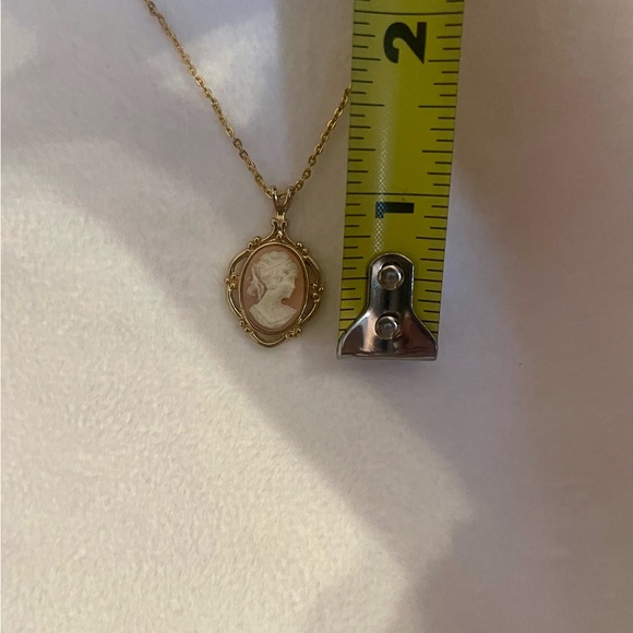 Vintage Style Gold Tone Cameo Pendant Necklace Costume Jewelry 17” - Picture 6 of 6
